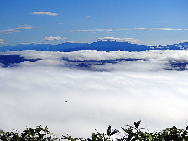 屈斜路湖も雲の間から見える和琴半島